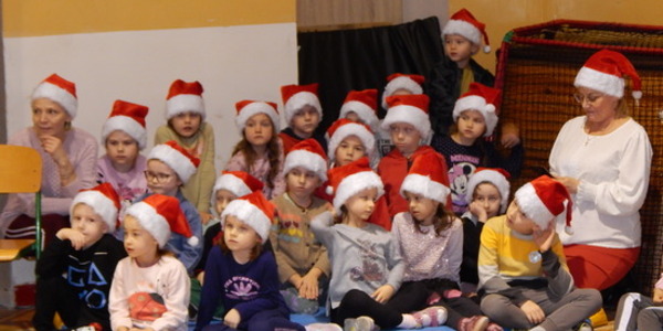dzieci na sali gimnastycznej (5).JPG