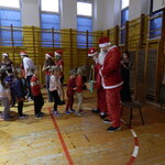 dzieci na sali gimnastycznej (1).JPG