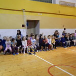 dzieci na sali gimnastycznej (2).JPG