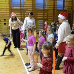 dzieci na sali gimnastycznej (18).JPG