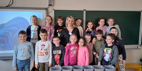 Dzieci uczestniczą w warsztatach..jpg