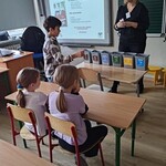 chłopiec segreguje śmieci.jpg