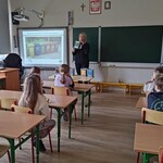 prowadząca omawia sposób segregacji.jpg
