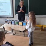 dziewczynka segreuje śmieci.jpg