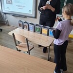 dziewczynka sortuje śmieci.jpg