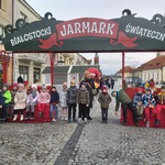 Dzieci%20przed%20Jarmarkiem%20%C5%9Awi%C4%85tecznym.jpg