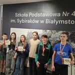 7 uczniów pozuje do zdjęcia.jpg