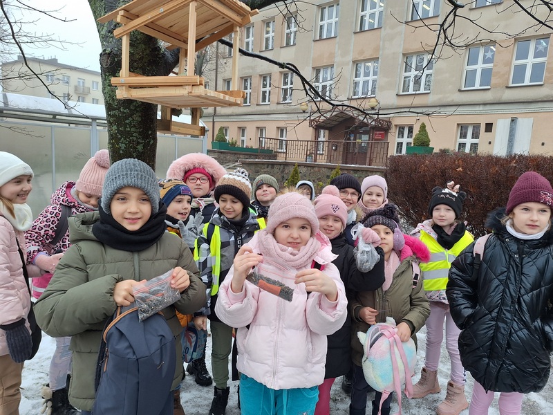 Uczniowie przy ptasiej stółowce..jpg