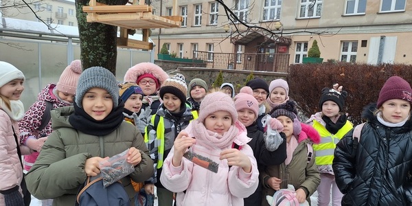Uczniowie przy ptasiej stółowce..jpg