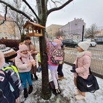 Uczniowie dokarmiają ptaki..jpg