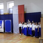 uczniowie na sali gimnastycznej podczas apelu (6).JPG