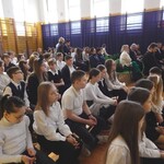 uczniowie na sali gimnastycznej podczas apelu (12).JPG