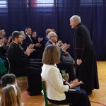 uczniowie na sali gimnastycznej podczas apelu (16).JPG