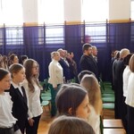 uczniowie na sali gimnastycznej podczas apelu (11).JPG