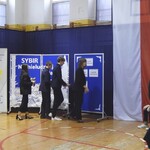 uczniowie na sali gimnastycznej podczas apelu (20).JPG