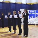 uczniowie na sali gimnastycznej podczas apelu (19).JPG