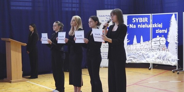 uczniowie na sali gimnastycznej podczas apelu (19).JPG
