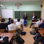 Uczniowie w klasie podczas Żywej lekcjii hiistorii (2).JPG