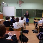 Uczniowie w klasie podczas Żywej lekcjii hiistorii (3).JPG