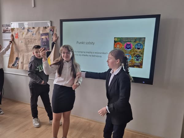 Dzieci prezentują swoje ulubione książki (6).jpg