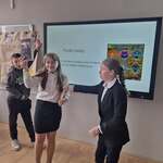 Dzieci prezentują swoje ulubione książki (6).jpg