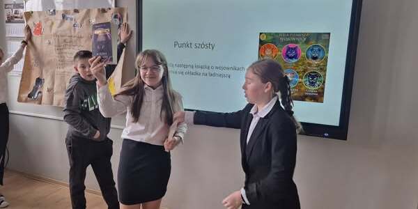 Dzieci prezentują swoje ulubione książki (6).jpg