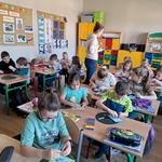 Dzieci wykonują pracę plastyczną. (2).jpg