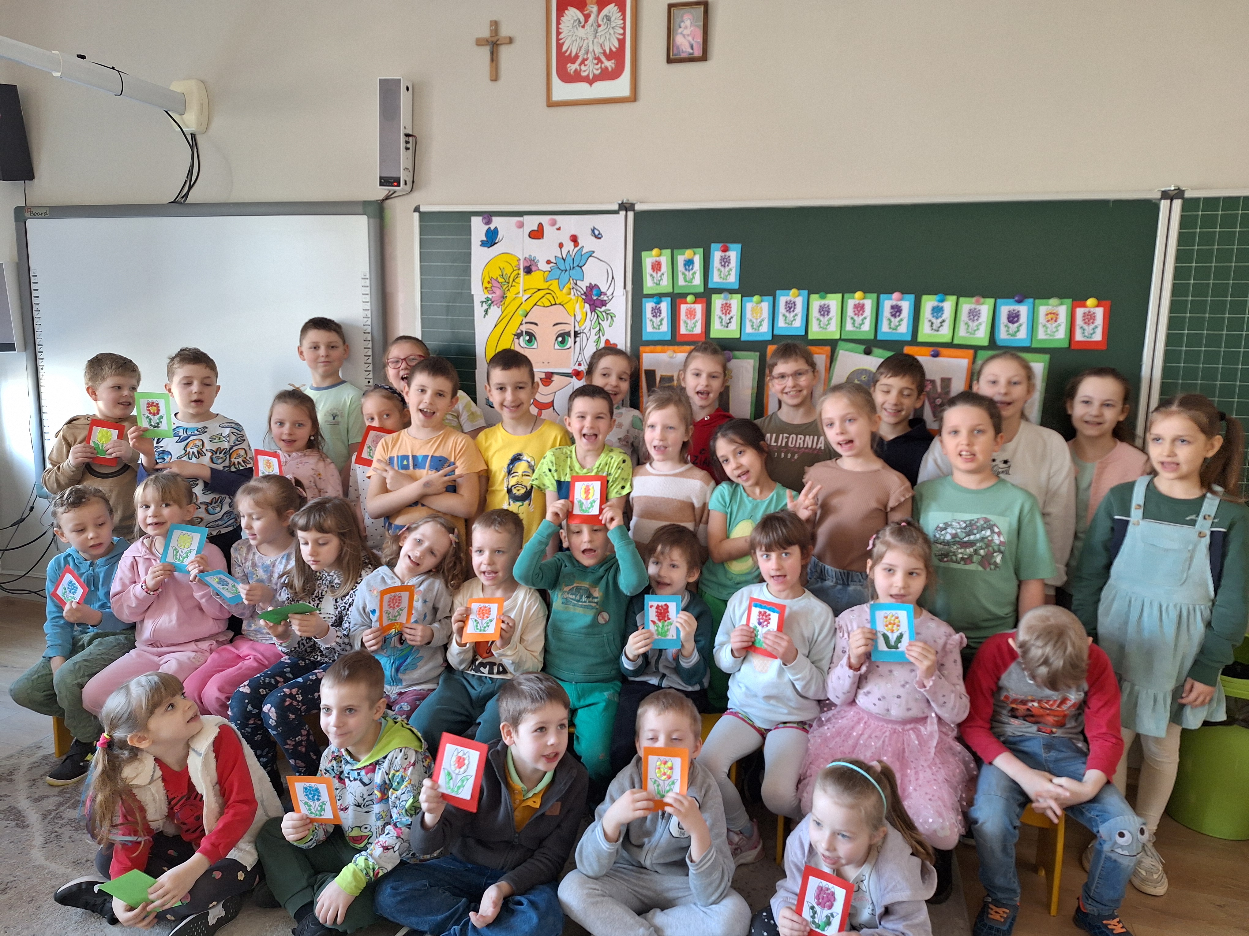 Dzieci pozują do zdjecia..jpg
