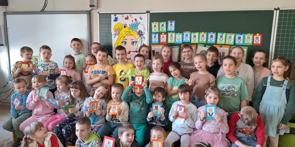 Dzieci pozują do zdjecia..jpg
