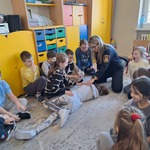 Dzieci układają kolegów w pozycji bocznej. (2).jpg