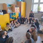 Uczniowie słuchają instruktażu..jpg
