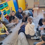 Dzieci układają kolegów w pozycji bocznej..jpg