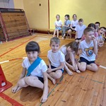 Uczniowie w oczekiwaniu na konkurencję..jpg