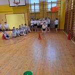 Uczniowie ćwiczą celne rzuty..jpg