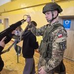 Grupa uczniów na sali gimnastycznej podczas zajęć z żołnierzami (3).jpg
