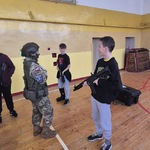 Grupa uczniów na sali gimnastycznej podczas zajęć z żołnierzami (5).jpg