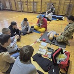 Grupa uczniów na sali gimnastycznej podczas zajęć z żołnierzami (7).jpg
