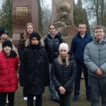 delegacja klas IV-VIII przy pomniku Katyńskim.jpg