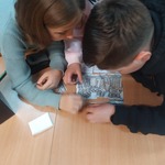Uczniowie układający puzzle  - drzwi gnieźnieńskie.jpg