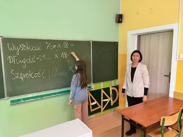 Uczniowie uczestniczą w warsztatach ze sklali 1.jpg