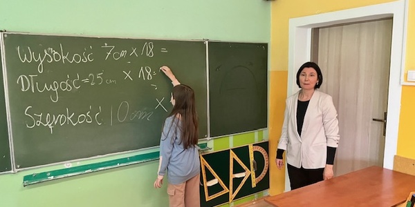 Uczniowie uczestniczą w warsztatach ze sklali 1.jpg