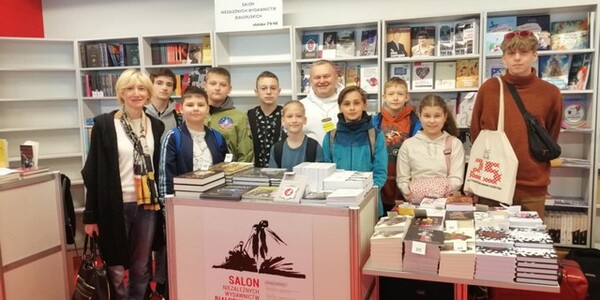 Grupa osób pozuje do zdjęcia