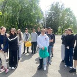 Dzieci sprzątają najbliższe otoczenie (2).jpg