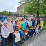 Dzieci sprzątają najbliższe otoczenie (3).jpg