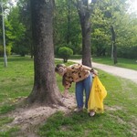Dzieci sprzątają najbliższe otoczenie (4).jpg