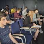 Uczniowie rozwiązują test.jpg