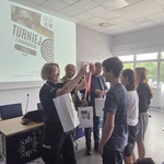 Uczniowie z medalami i nagrodami (3).jpg