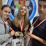Uczniowie z medalami i nagrodami (2).jpg