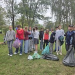 Uczniowie sprzątają park (1).jpg
