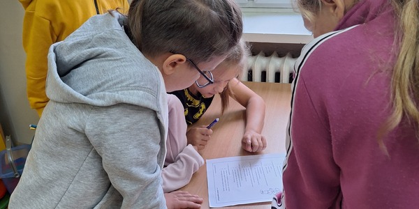 Uczniowie pracują w grupach..jpg